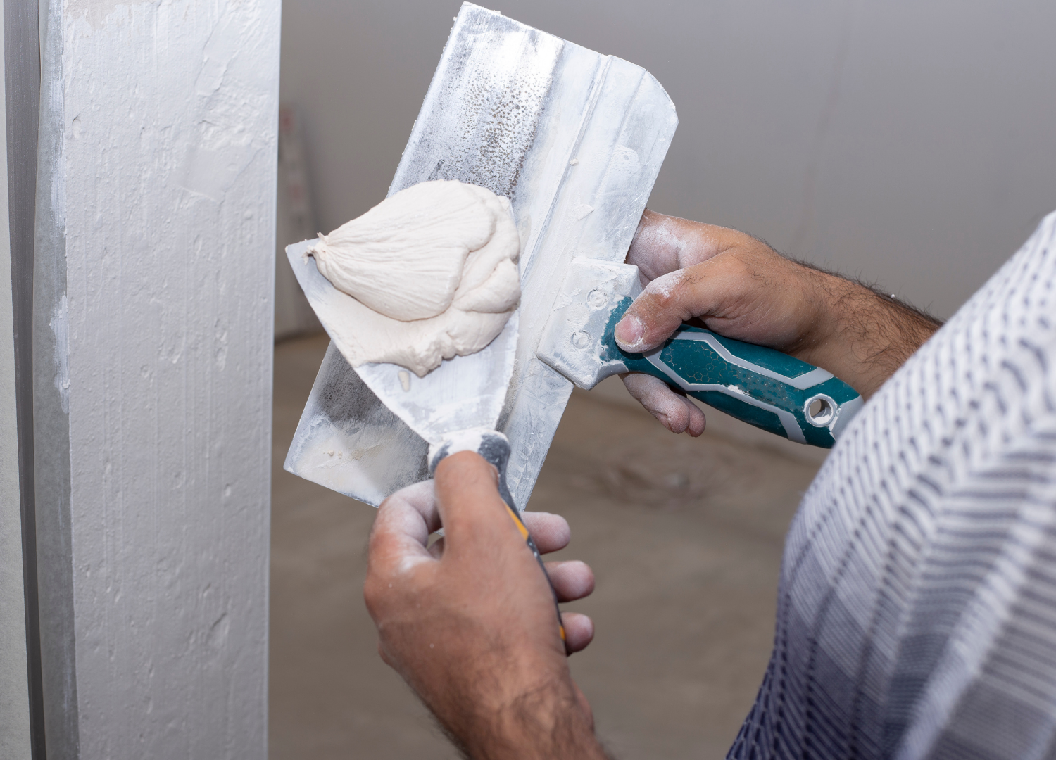 Como Escolher o Material Ideal: Gesso, Poliuretano ou Madeira?